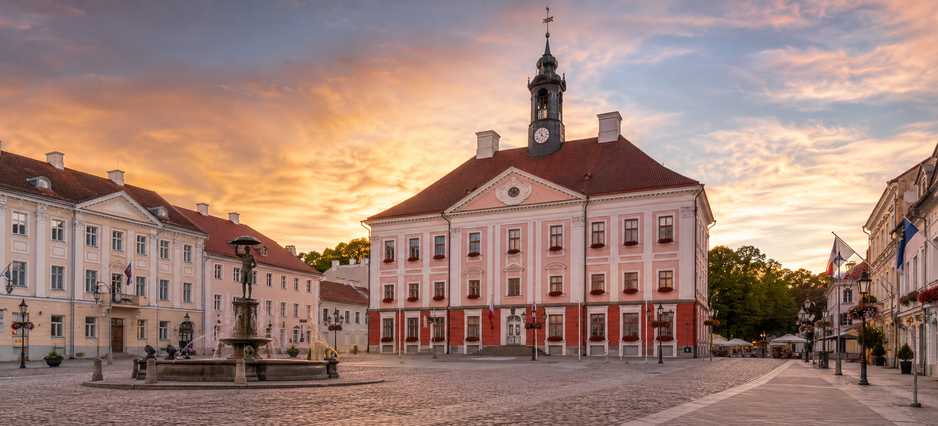 Tartu raekoja plats päikeseloojangu ajal